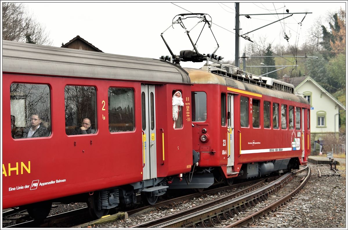Chlausentreffen und Weihnachtsmarkt in Wienacht-Tobel. Extrazug mit ABDeh 2/4 23 und B11 fahren in die Ausweiche. (27.11.2016)
