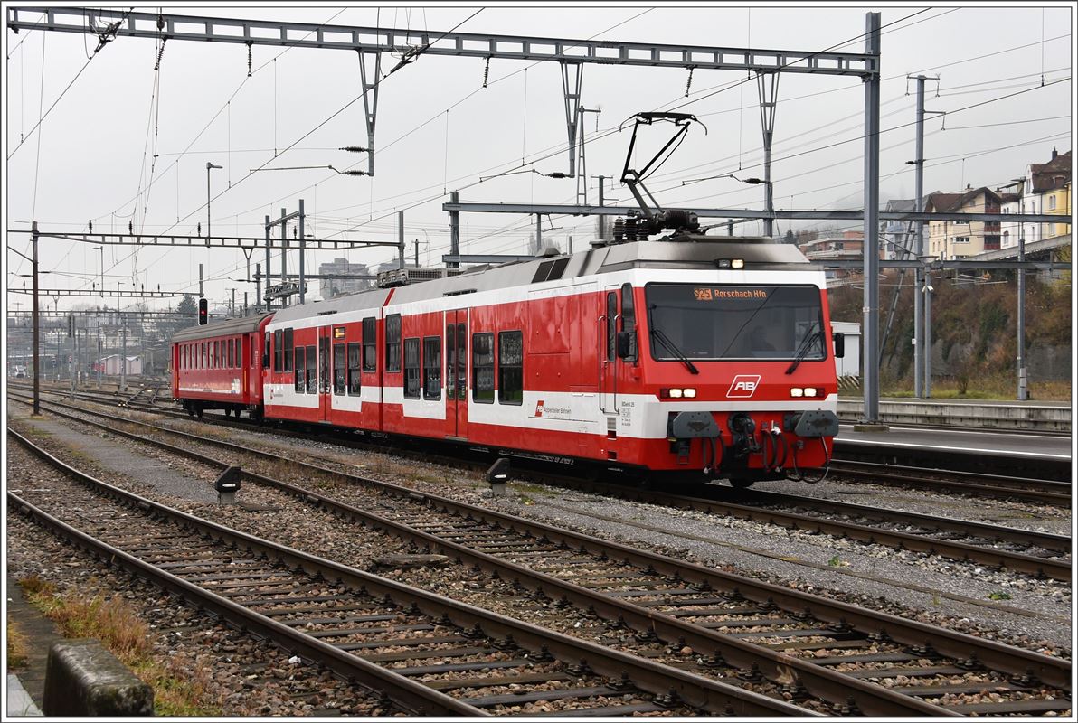 Chlausentreffen und Weihnachtsmarkt in Wienacht-Tobel. Wie jedes Jahr werden die Zugsfahrten zwischen Rorschach und Heiden an diesem Tag verdoppelt. Somit finden in Wienacht-Tobel jeweils die Zugskreuzungen zwischen den Regelzügen und den Extrazügen statt.Der BDeh 3/6 25 und der ex SBB B10 sind als Regelzug S25 unterwegs in Rorschach. (27.11.2016)