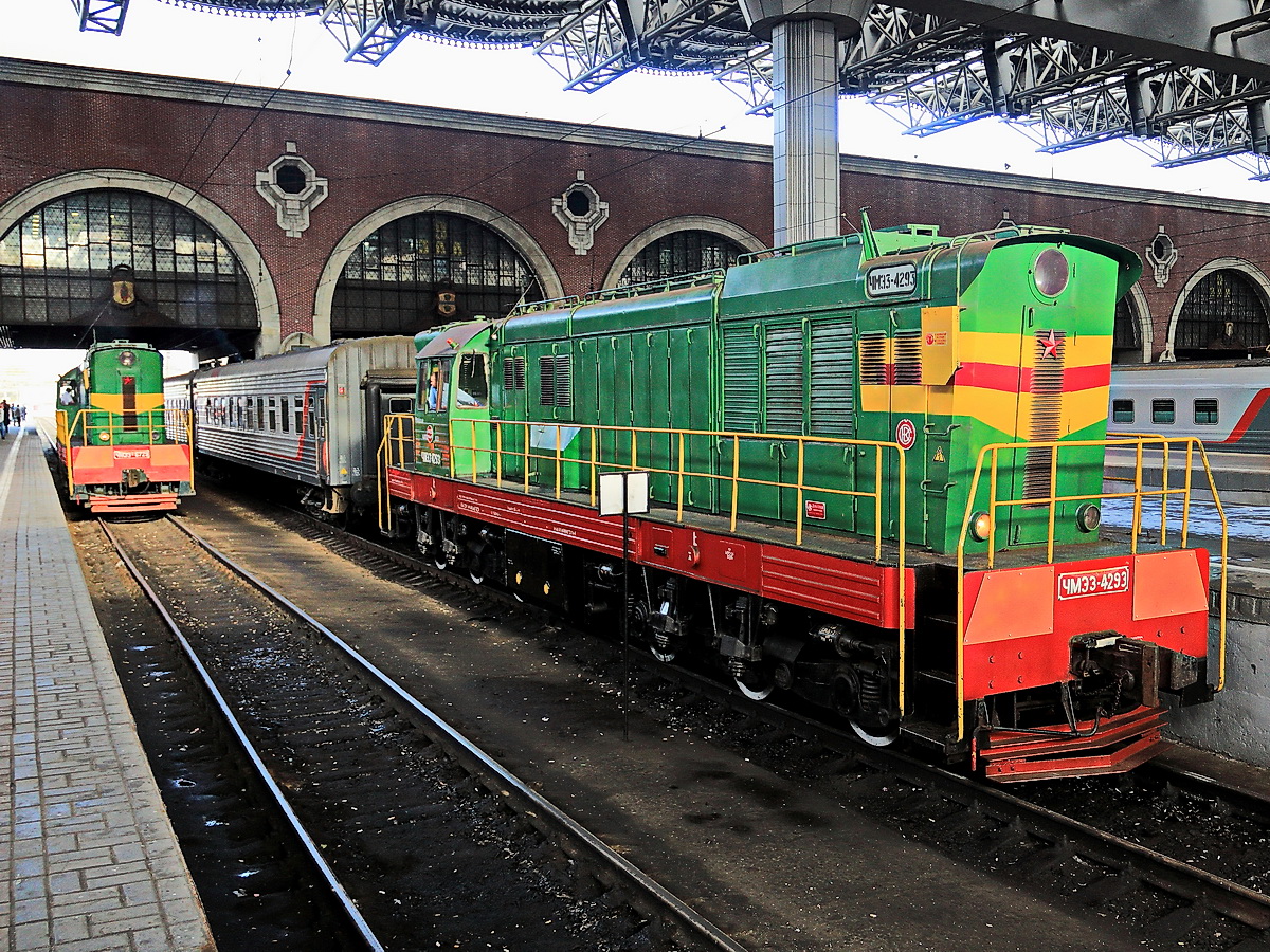 ChME3-4293 sowie im Hintergrund ChME3-4293 im Kasaner Bahnhof in Moskau am 10. September 2017. 