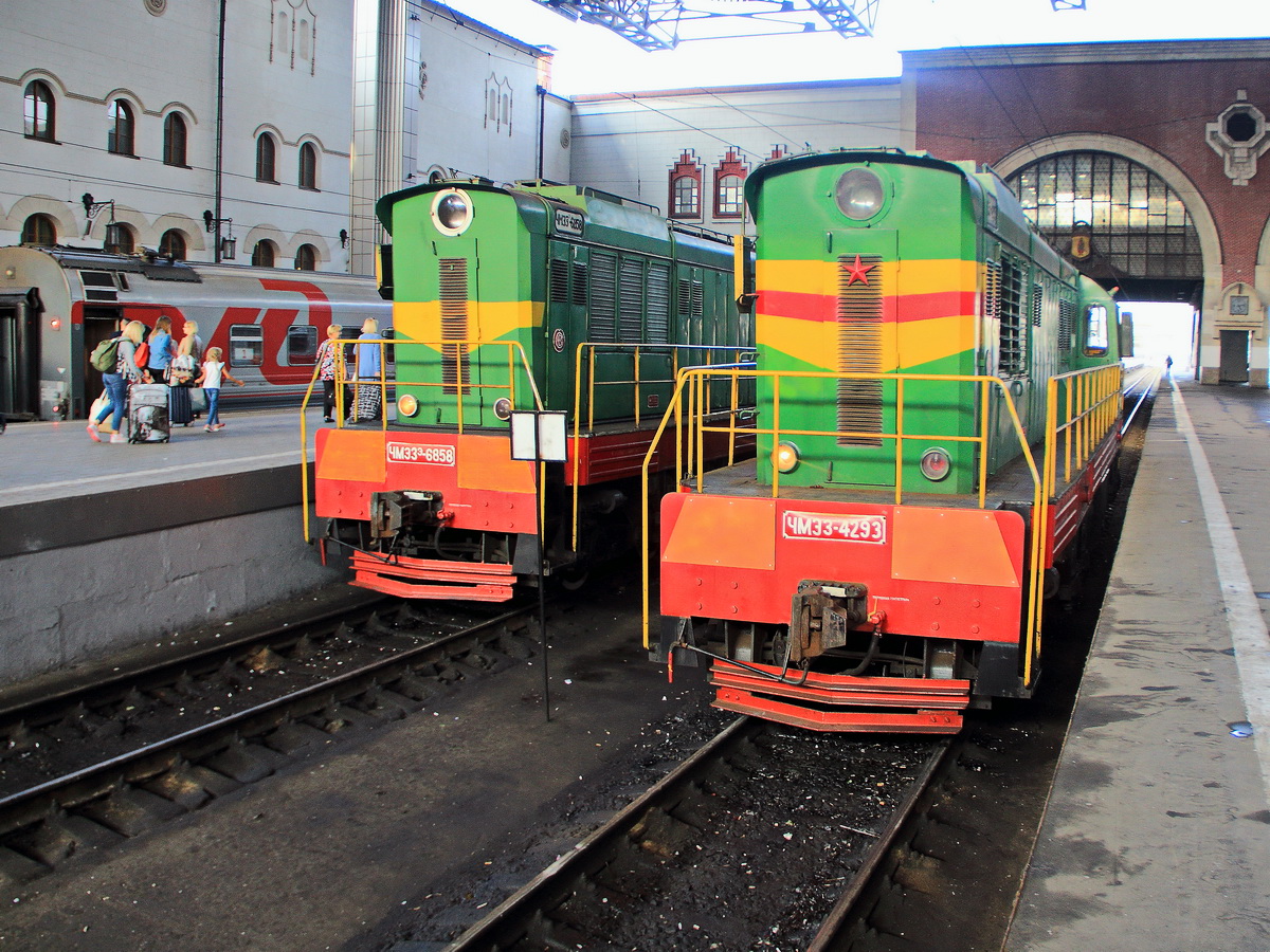 ChME3³-6858 und ChME3³-4293 im Bereich des Kasaner Bahnhof in Moskau am 10. September 2017.