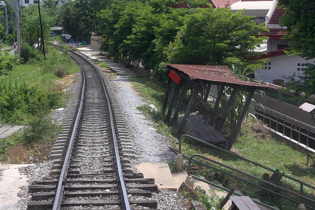 Chom Thong Station für die Züge in Richtung Mahachai am 04.Juni 2018, aufgenommen vom letzten Wagen des ORD 4324 (Mahachai - Wongwian Yai).