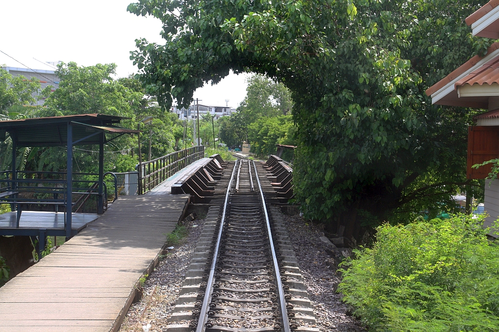 Chom Thong Station für die Züge in Richtung Wongwian Yai am 04.Juni 2018, aufgenommen vom letzten Wagen des ORD 4324 (Mahachai - Wongwian Yai).