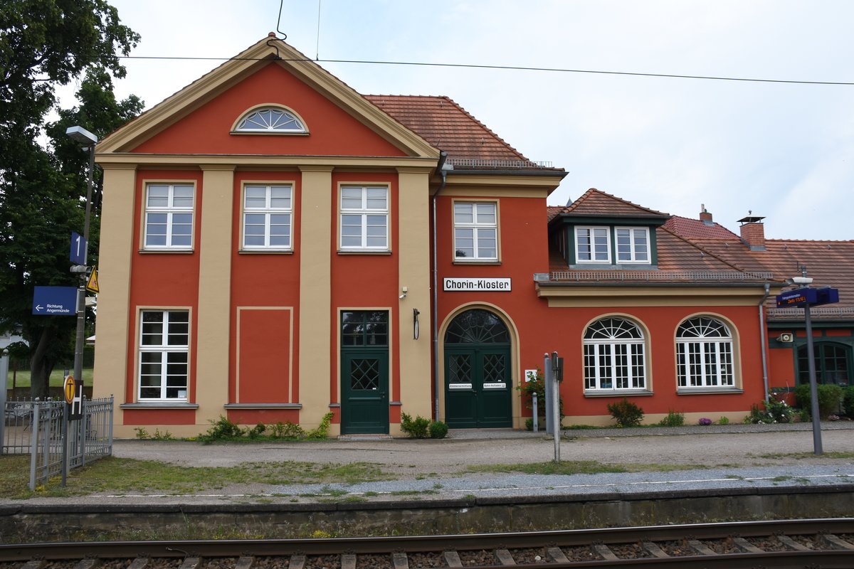 CHORIN (Landkreis Barnim), 20.06.2019, Blick auf das Bahnhofsgebäude; das Gebäude trägt noch den alten Namen Chorin-Kloster, aber heute heißt der Bahnhof an der Stettiner Bahn nur noch Chorin