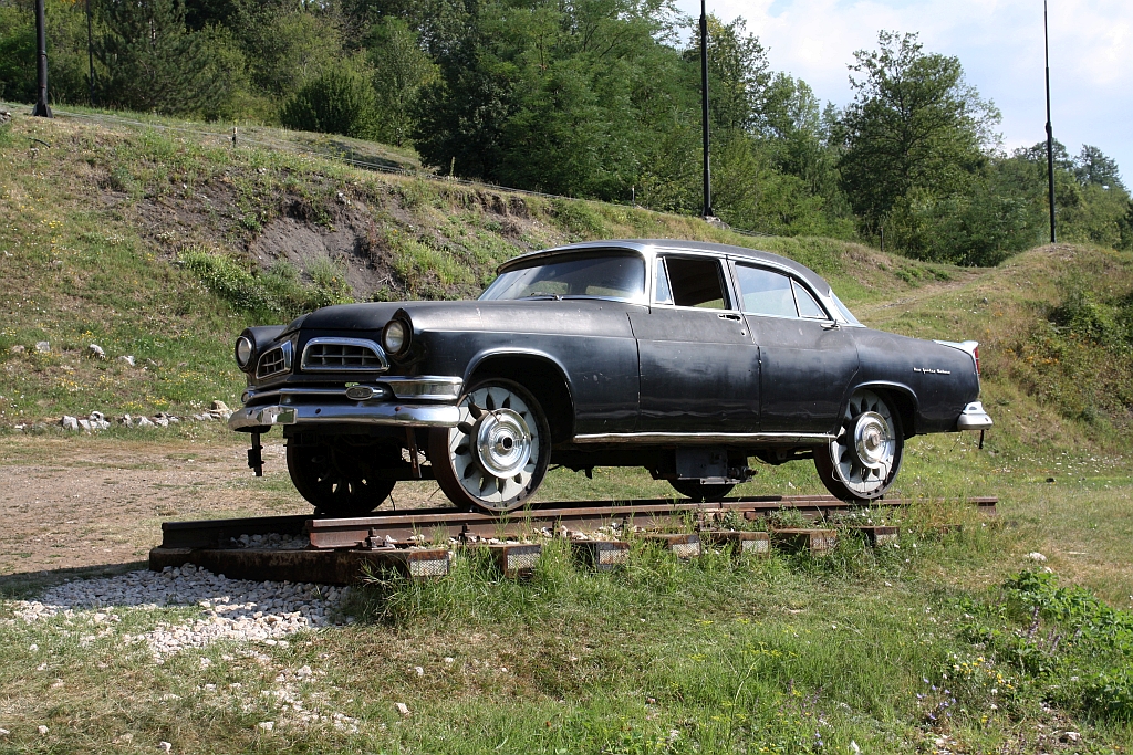 Chrysler New Yorker Deluxe als Schienenfahrzeug, aufgestellt beim Zugang vom Parkplatz zur Stanica Mokra Gora. - Bild vom 12.August 2026.