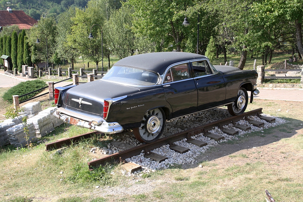 Chrysler New Yorker Deluxe als Schienenfahrzeug, aufgestellt beim Zugang vom Parkplatz zur Stanica Mokra Gora. - Bild vom 12.August 2026.