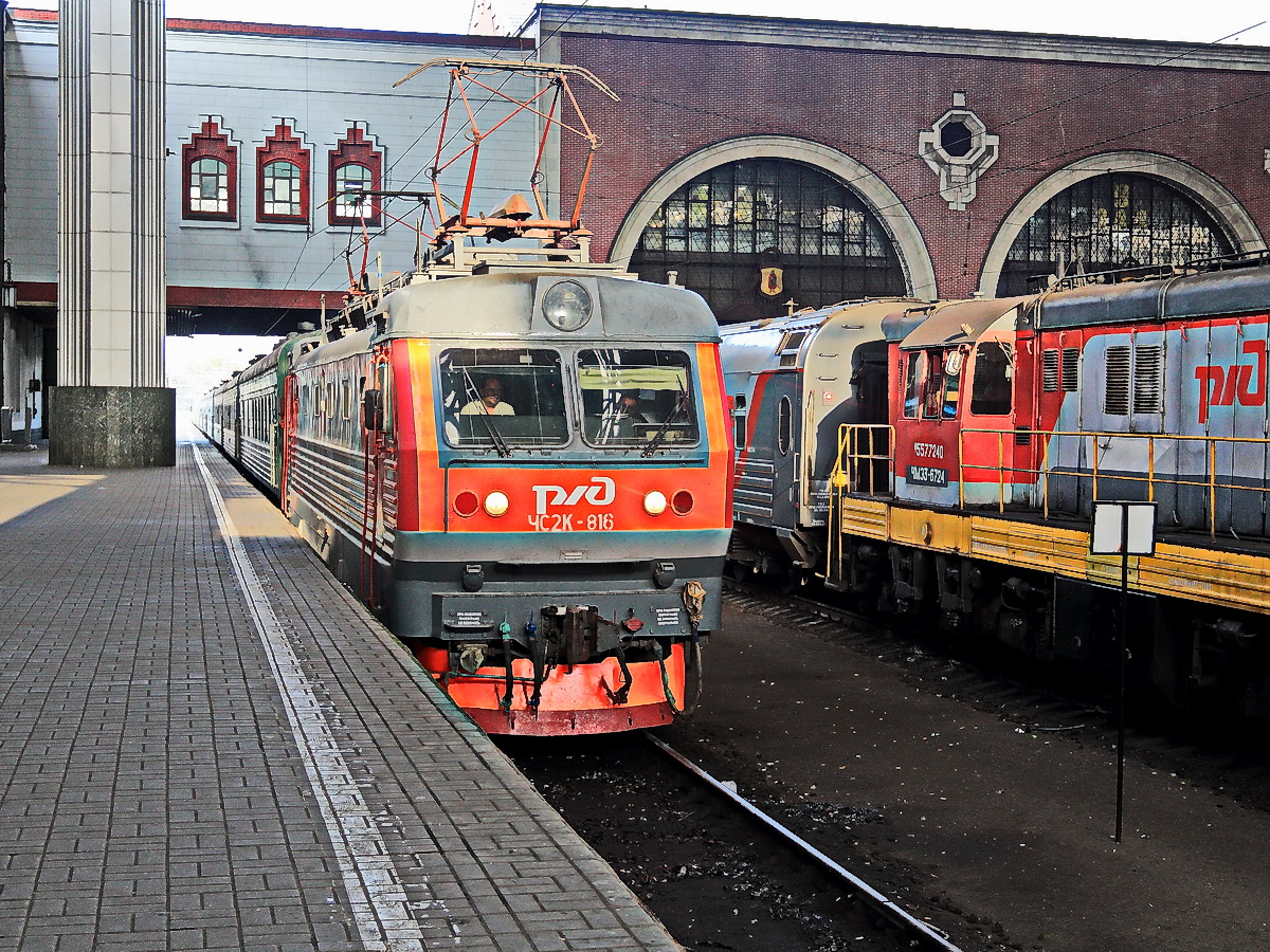 CHs2k -816 steht auf Gleis 1 im Kasaner Bahnhof in Moskau am 10. September 2017.  