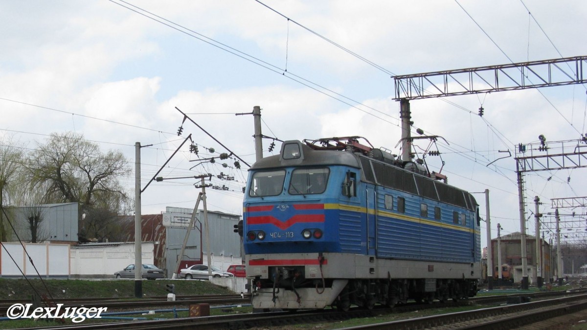 ChS4-113 der Ukrainischen Bahn am Bahnhof in Chmelnyzkyj am 18.04.2011