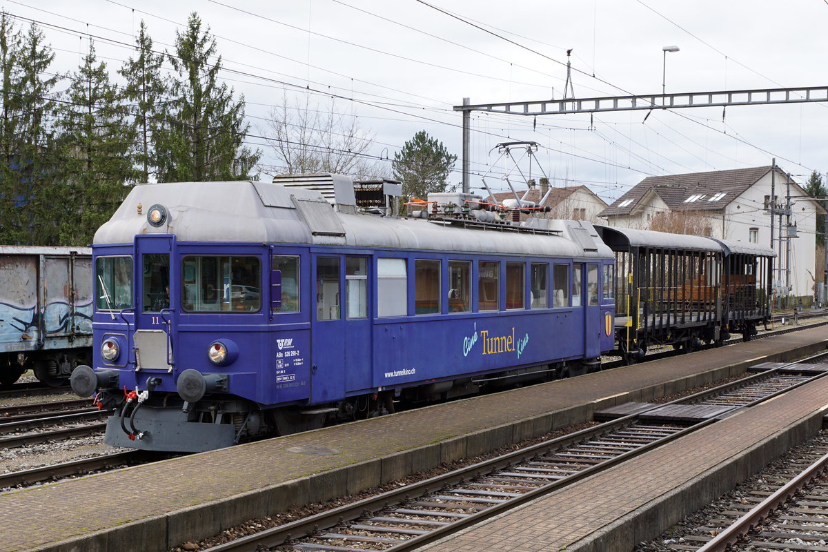 Ciné Tunnel Kino/SOB: Ausserhalb der heimischen Geleise.
Am 5. April 2018 haben der Triebwagen ABe 526 290-2, ehemals SOB, und die beiden Wagen 55 85 89 29 011-0 und 55 85 8929 012-8 die Werkstätte in Oberburg nach Gänsbrunnen verlassen.

Bei den drei Fahrzeugen wurde in den letzten Tagen der jährliche Unterhalt durchgeführt.

Beim Zwischen halt in Biberist.
Foto: Walter Ruetsch  
