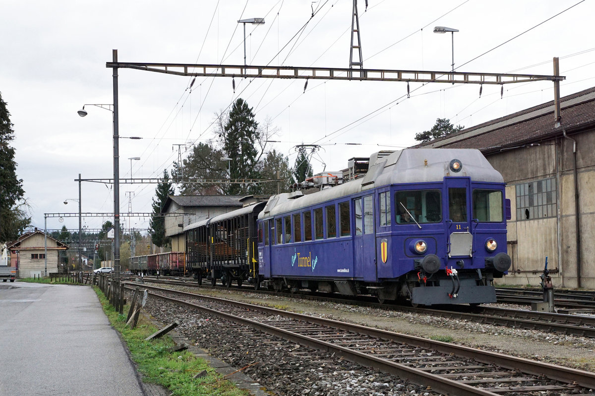 Ciné Tunnel Kino/SOB: Ausserhalb der heimischen Geleise.
Am 5. April 2018 haben der Triebwagen ABe 526 290-2, ehemals SOB, und die beiden Wagen 55 85 89 29 011-0 und 55 85 8929 012-8 die Werkstätte in Oberburg nach Gänsbrunnen verlassen.

Bei den drei Fahrzeugen wurdein den letzten Tagen der jährliche Unterhalt durchgeführt.

Beim Passieren des Stahlwerks Gerlafingen.
Foto: Walter Ruetsch  

