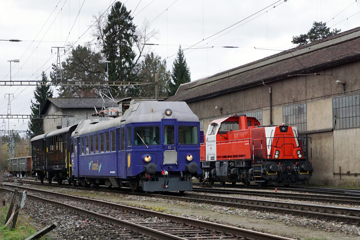 Ciné Tunnel Kino/SOB: Ausserhalb der heimischen Geleise.
Am 5. April 2018 haben der Triebwagen ABe 526 290-2, ehemals SOB, und die beiden Wagen 55 85 89 29 011-0 und 55 85 8929 012-8 die Werkstätte in Oberburg nach Gänsbrunnen verlassen.

Bei den drei Fahrzeugen wurde in den letzten Tagen der jährliche Unterhalt durchgeführt.

Seltene Begegnung mit einer Diesellok Gravita 10BB der Stahl Gerlafingen AG.
Foto: Walter Ruetsch  


 
