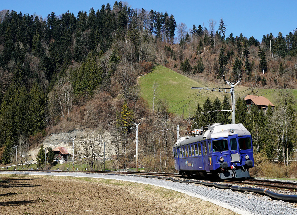 Ciné Tunnel Kino/SOB:
CHARTER GV TUNNELKINO KERZERS
ABe 94 85 7 526 290 zwischen Ramsei und Langnau i.E. unterwegs am 24. März 2018.
Hier handelt es sich um den ehemaligen SOB Triebwagen ABe 4/4 11 mit Baujahr 1940.
Foto: Walter Ruetsch