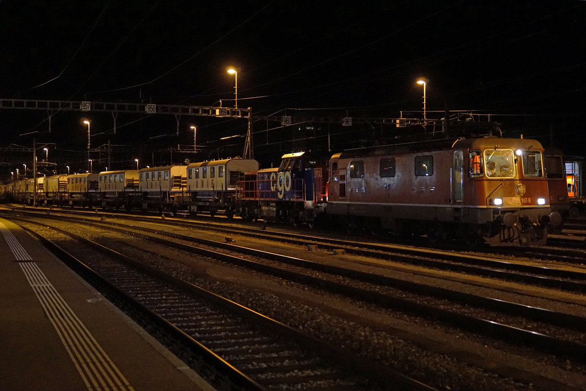 CIRKUS KNIE TOURNEE 2019.
Vom 1. bis 4. August 2019 gastierte der Cirkus Knie in Solothurn. Die interessanten und fotogenen Züge kommen, gehen und verschieben sich während der Nacht, was das Fotografieren bei besonders schlechten Lichtverhältnissen stark erschwert. Sämtliche Momentaufnahmen sind aus freier Hand erstanden.
Der erste Kniezug mit der Re 420 167-9 hat den Güterbahnhof gegen 05:00 h verlassen. Mitgeführt wurde die Am 843 095-1.
Foto: Walter Ruetsch