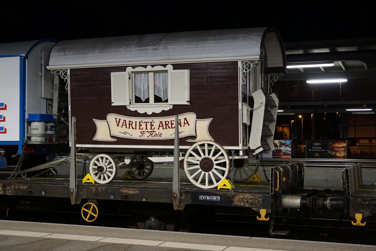 CIRKUS KNIE TOURNEE 2019.
Vom 1. bis 4. August 2019 gastierte der Cirkus Knie in Solothurn. Die interessanten und fotogenen Züge kommen, gehen und verschieben sich während der Nacht, was das Fotografieren bei besonders schlechten Lichtverhältnissen stark erschwert. Sämtliche Momentaufnahmen sind aus freier Hand erstanden.
Nach seiner Ankunft am frühen Morgen in Solothurn blockierte der erste Kniezug während mehreren Stunden das Gleis 1. Dadurch verkehrte der ICN5 nach Zürich HB ebenfalls ab dem Perron 2.
Foto: Walter Ruetsch