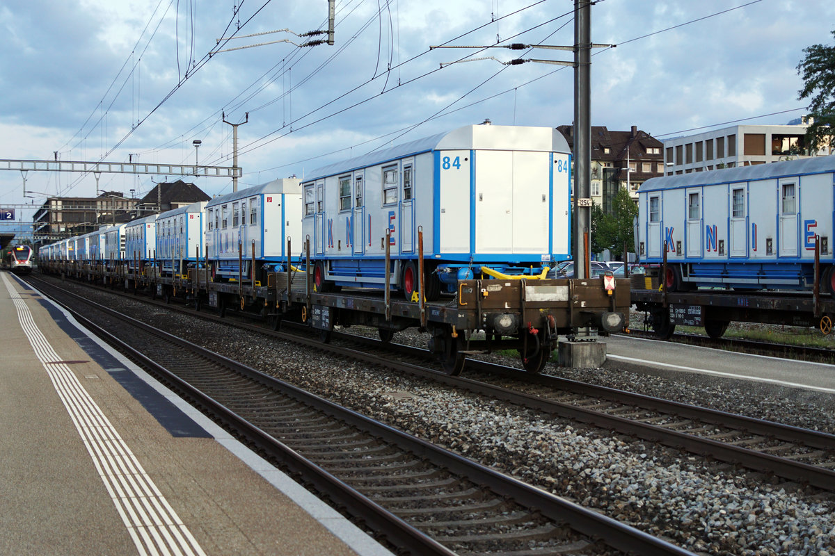 CIRKUS KNIE TOURNEE 2019.
Vom 1. bis 4. August 2019 gastierte der Cirkus Knie in Solothurn. Die interessanten und fotogenen Züge kommen, gehen und verschieben sich während der Nacht, was das Fotografieren bei besonders schlechten Lichtverhältnissen stark erschwert. Sämtliche Momentaufnahmen sind aus freier Hand erstanden.
Nach seiner Ankunft am frühen Morgen in Solothurn blockierte der erste Kniezug während mehreren Stunden das Gleis 1. Dadurch verkehrte der ICN5 nach Zürich HB ebenfalls ab dem Perron 2.
Foto: Walter Ruetsch