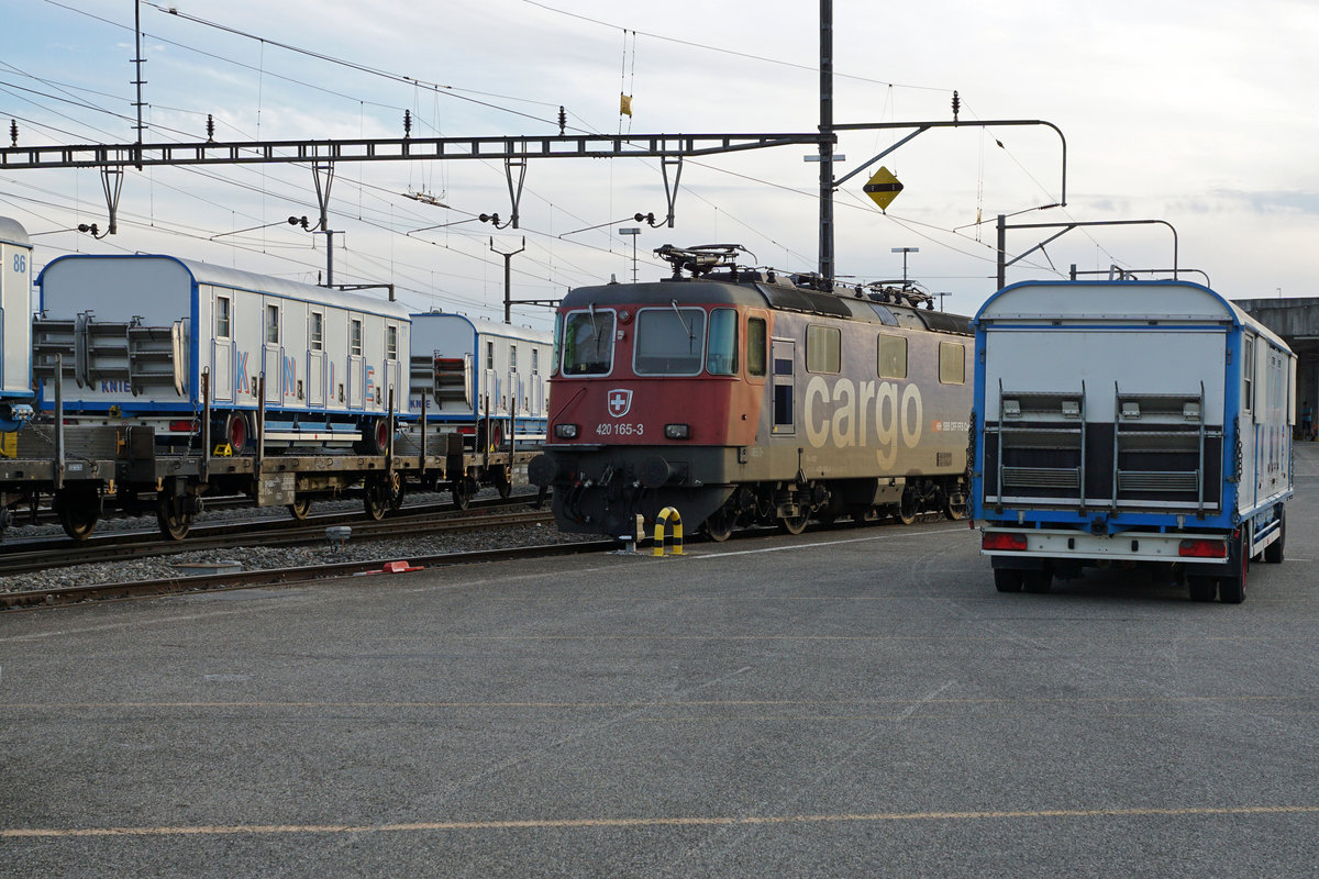 CIRKUS KNIE.
Impressionen vom Güterbahnhof Langenthal, entstanden am 23. Juni 2019.
Noch während der letzten Vorstellung wurde der erste der beiden Kniezüge für die Fahrt nach Neuchâtel bereit gestellt.
Foto: Walter Ruetsch