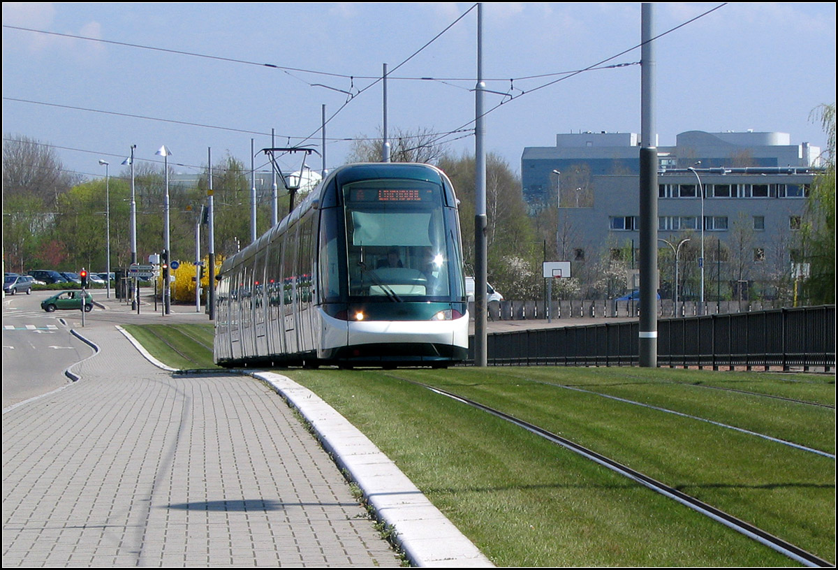 Citadis in Strasbourg - 

Citadis-Trams sind die neusten Straßenbahnen in Strasbourg. Unter dem Fahrerhaus befindet sich ein Kleinrad-Drehgestell. Brücke über den Canal du Rhône bei der Station Campus d´Illkirch. 

21.04.2006 (J)