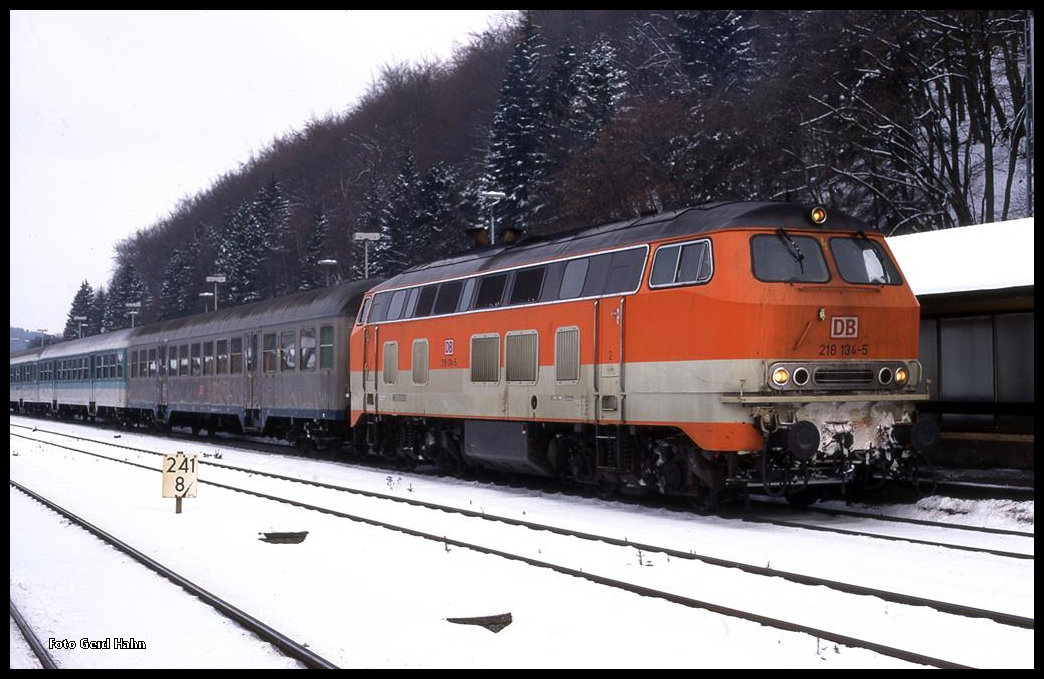 City Bahn Lok 218134 war am 28.01.1996 Zuglok um 14.30 Uhr vor dem RE 3886 nach Hagen hier im Bahnhof Brilon Wald.