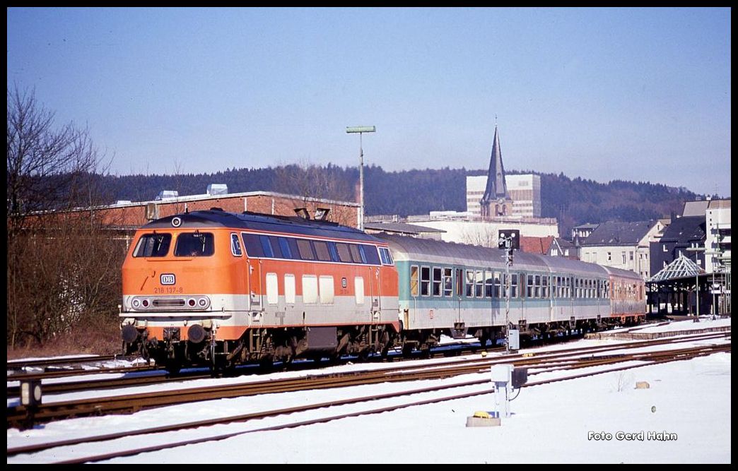Citybahn in Gummersbach an einem schönen Wintertag.
Am 26.2.1991 fährt um 13.23 Uhr DB City Bahn Lok 218137 in Gummersbach nach Köln ab.