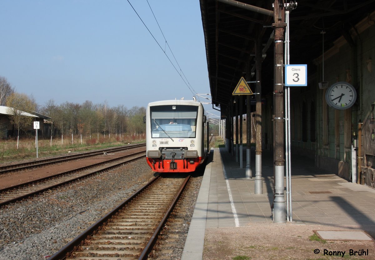 Citybahn Regiosprinter VT 511, am Bahnsteig von St. Egidien, am frühen Morgen des 06.04.2016.

Seine Fahrt wird nach Stollberg ins Erzgebige gehen.
