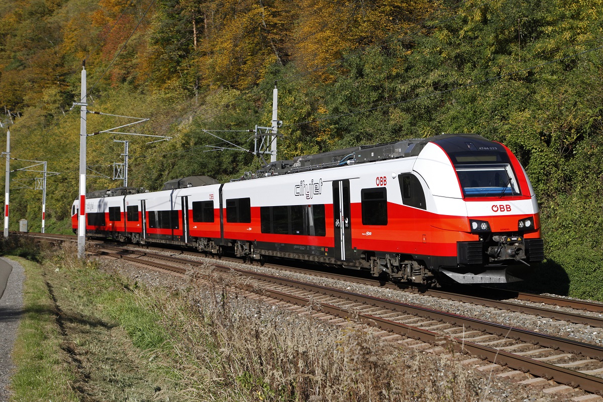 Cityjet 4744 023 als S1 zwischen Bruck/Mur und Pernegg am 16.10.2017.