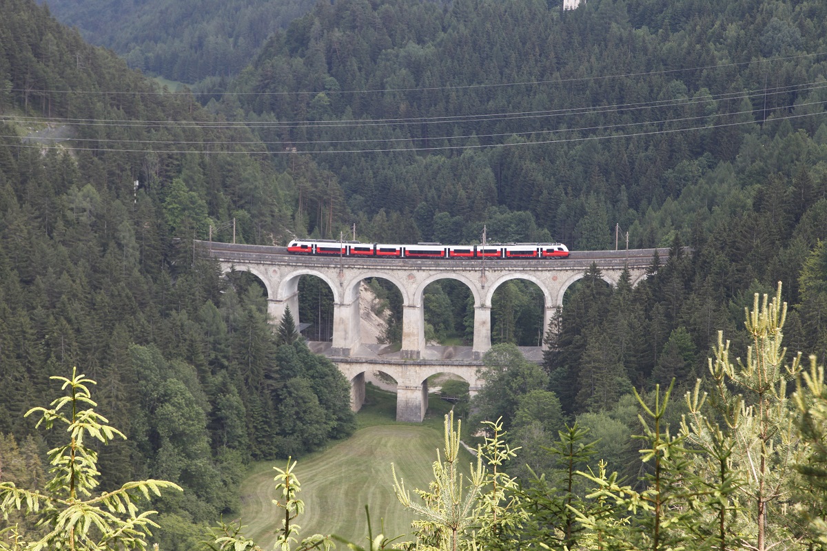 Cityjet 4746 002 bei der Fahrt über den Kalte-Rinne-Viadukt am 12.06.2015.