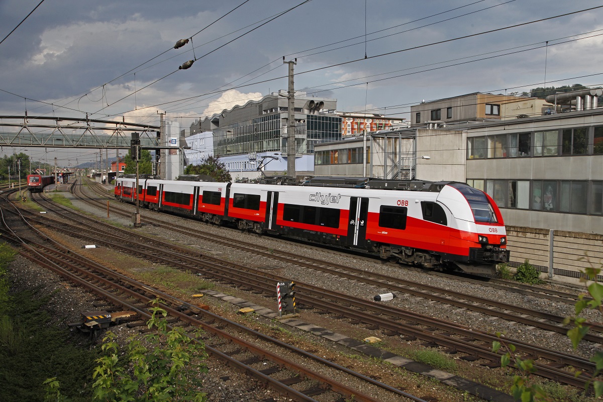 Cityjet 4746 007 fährt am 8.06.2016 aus dem Bahnhof Kapfenberg aus.