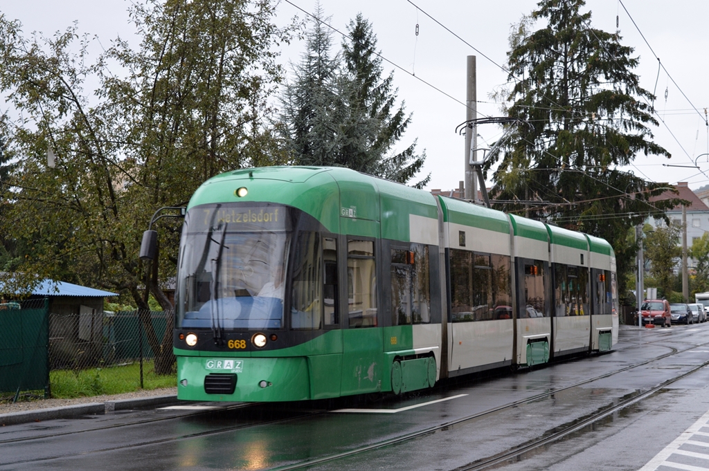 Cityrunner 668 als Linie 7 kurz vor der Haltestelle Asperngasse, 11.10.2015
