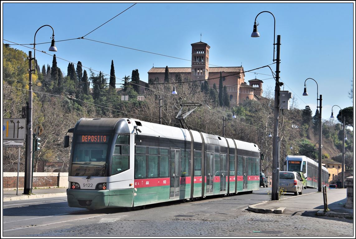 Cityway I 9122 auf der Tiberbrücke am Fusse des Aventino mit der Chiesa di Sant` Anselmo all`Aventino fährt ins Depot. (24.02.2020)