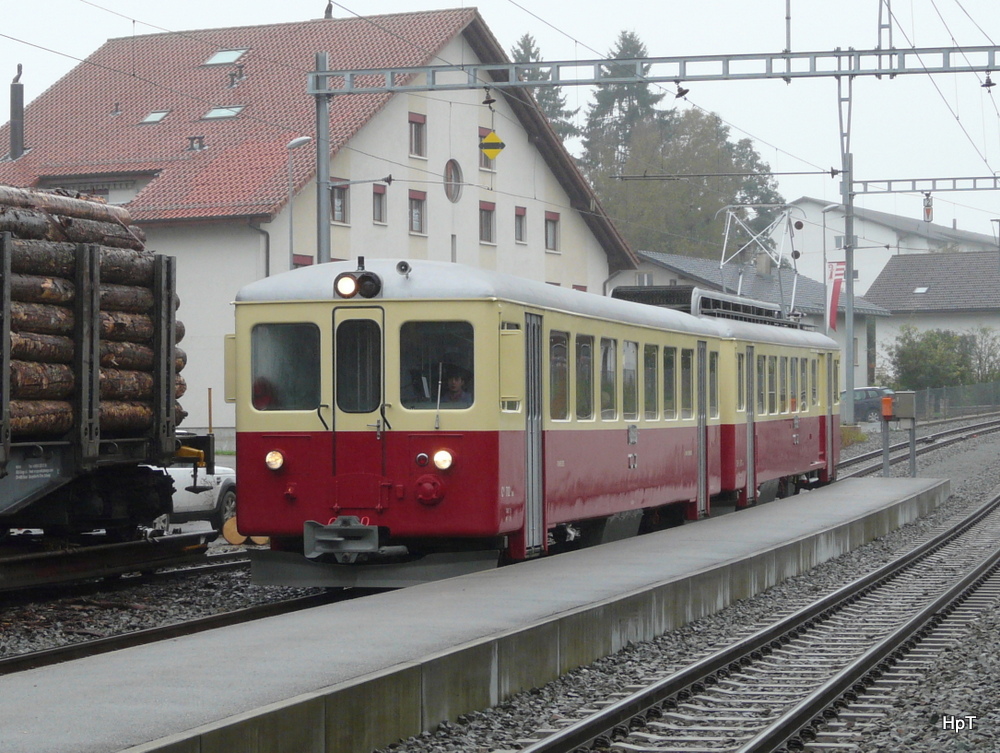 CJ / La Traction - Bei der einfahrt in Breuleux der Steuerwagen Ct 702 und Triebwagen CFe 4/4 601 am 06.10.2013