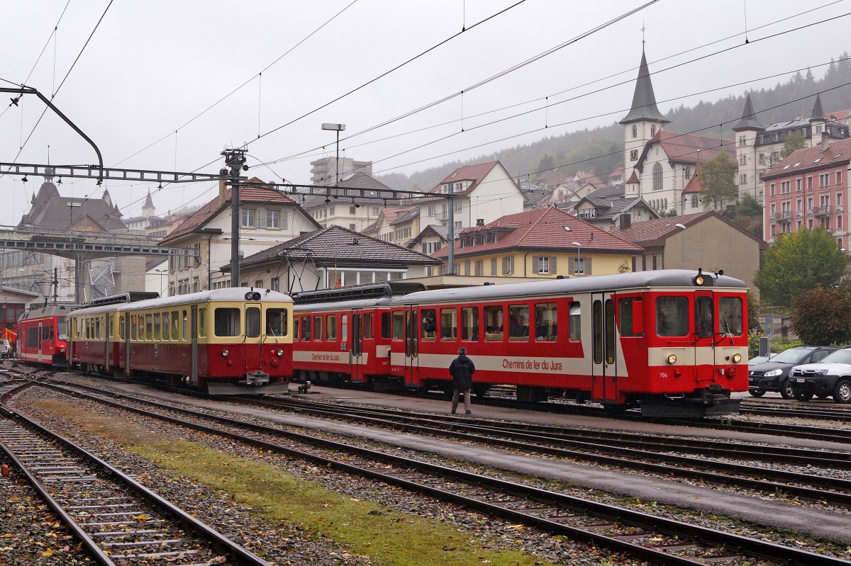 CJ:  100 JAHRE TRAMELAN-LES BREULEUX-TAVANNES  Seltene und interessante Begegnung der zwei  Dreiundfnfziger  in verschiedenen Farben in Tramelan am 6. Oktober 2013.
Foto: Walter Ruetsch 