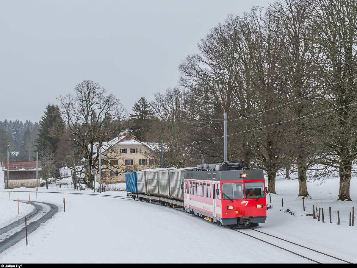 CJ Abfallzug mit Be 4/4 617 am 8. Februar 2017 bei La Ferrière.