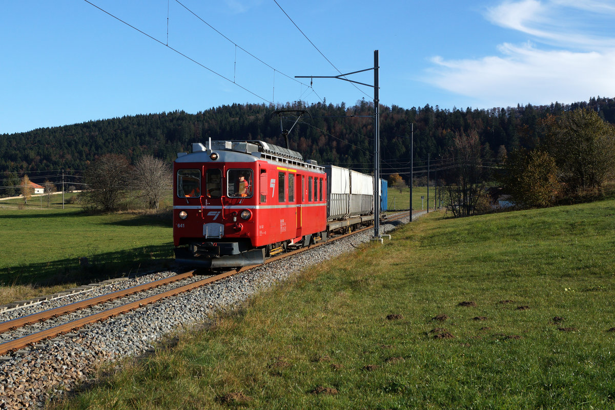 CJ: Am 31. Oktober 2016 wurde der Kehrichtzug mit dem Bef 4/4 641, ehemals RhB, geführt.
Foto: Walter Ruetsch