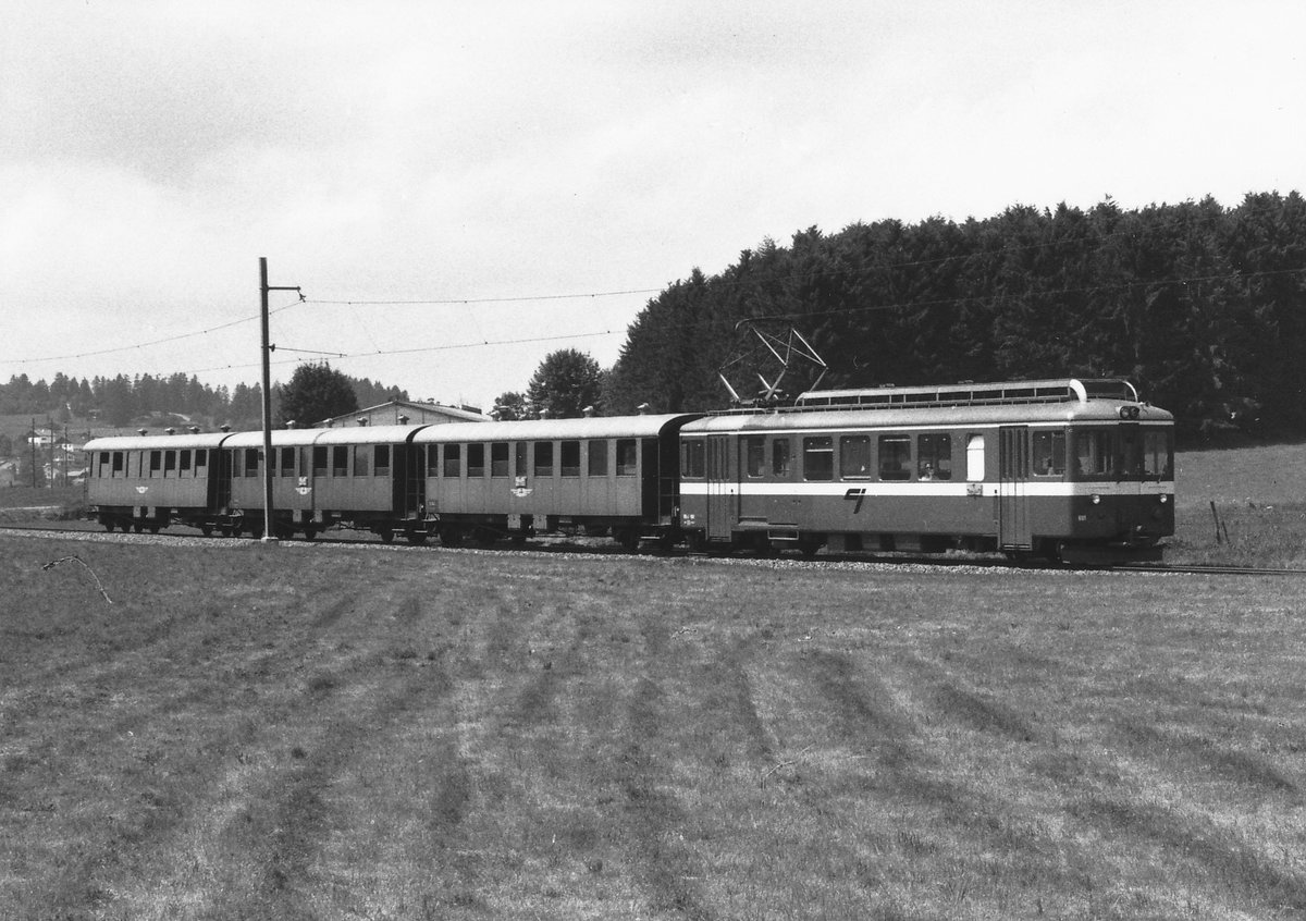 CJ: Anfangs der 80er-Jahre standen die ehemaligen Brünigwagen noch oft als  Verstärkungswagen im Einsatz. 
Regionalzug La Chaux de Fonds-Glovelier mit dem BDe 4/4 601 und drei ehemaligen Brünigwagen bei Le Noirmont im Jahre 1984.
Foto: Walter Ruetsch