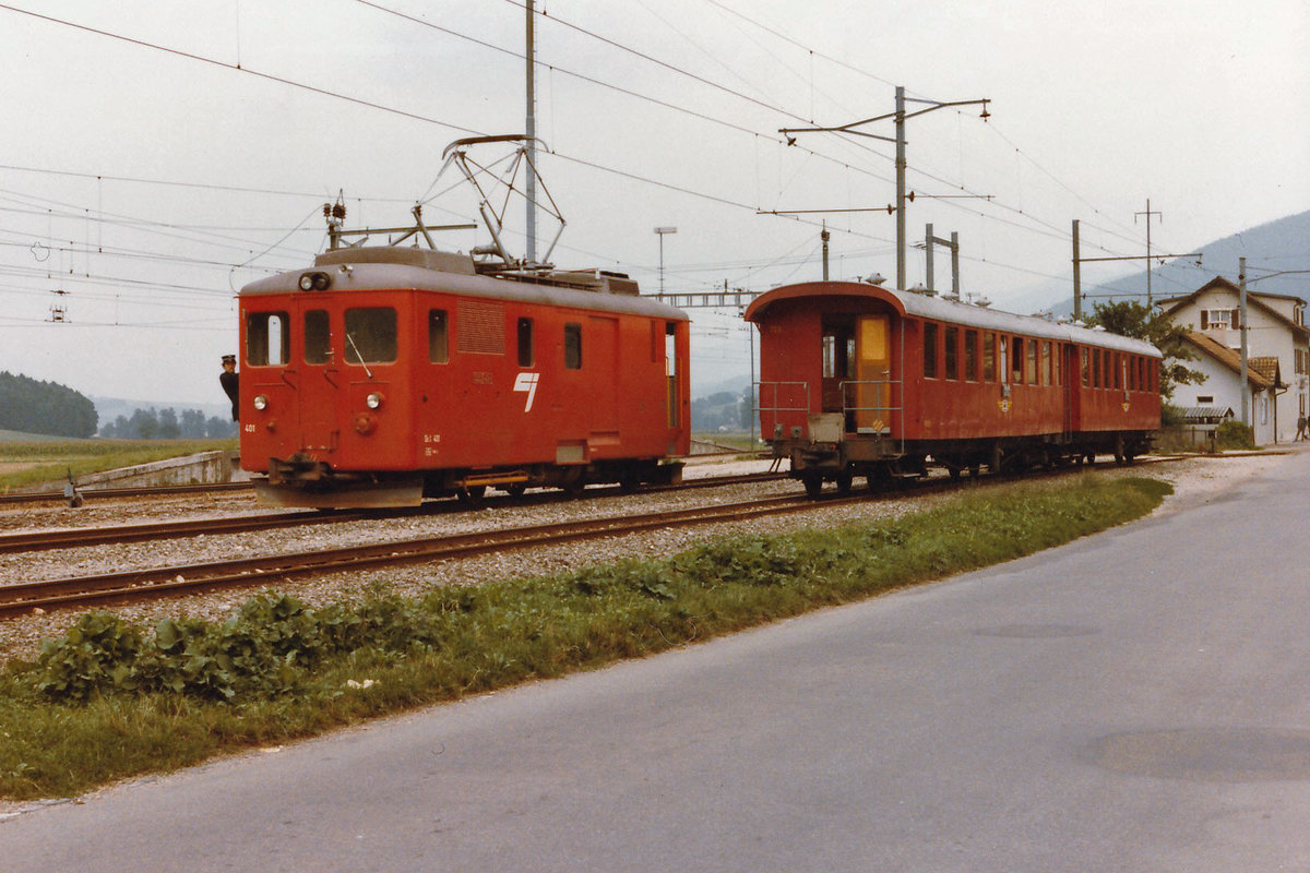 CJ: Anfangs der 80er-Jahre standen die ehemaligen Brünigwagen noch oft als  Verstärkungswagen sowie eiserne Reserve im Einsatz. 
De 4/4 401 mit zwei ehemaligen Brünigwagen in Glovelier auf Rangierfahrt im Jahre 1980.
Foto: Walter Ruetsch 