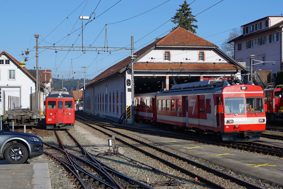 CJ: Bahnhof Tramelan am 16. März 2017. Während der Dreiwagenzug mit dem BDe 4/4 II 611 das Depot Tramelan für den Einsatz im Abendverkehr verliess, wartete der Gem 4/4 401 auf den Einsatz am folgenden Tag.
Foto: Walter Ruetsch