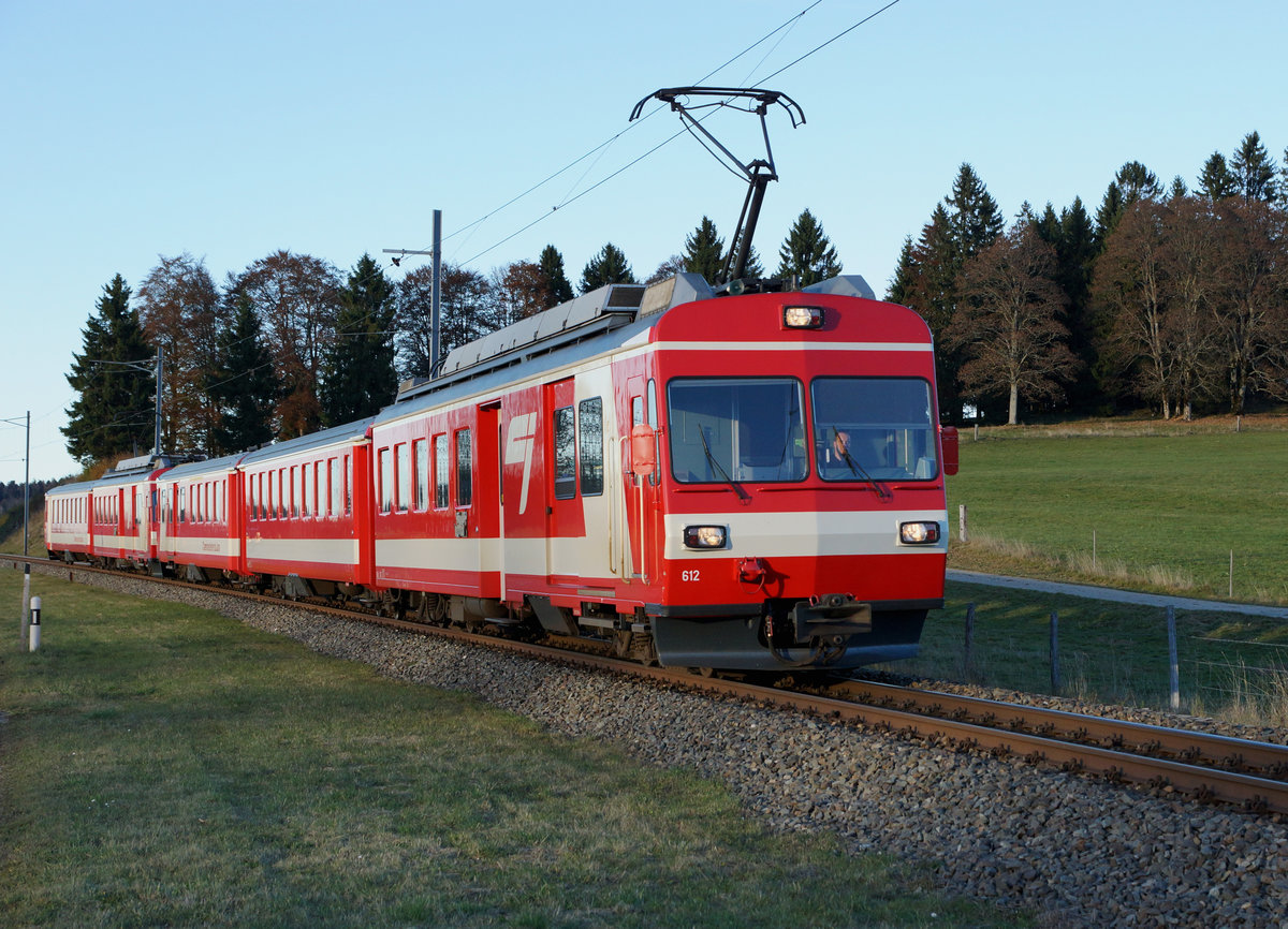 CJ: Bald Geschichte sind die stilreinen Züge aus dem Jahre 1985 mit den BDe 4/4 II 611-614 weil sie durch die neuen SURF von Stadler Rail ersetzt werden. Mit viel Fotografenglück konnte dieses Bild im letzten Sonnenlicht entstehen. Tatsächlich werden nach der Umstellung der Zeit die Tage kürzer. Nur eine Minute nach der Aufnahme war es bereits dunkel und meine CJ-Fotoexkursion vom 31. Oktober 2016 wurde zwangsweise beendet.
Foto: Walter Ruetsch  