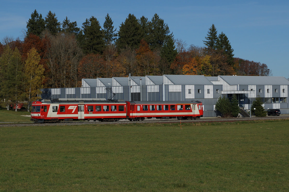 CJ: BDe 4/4 II-Pendel bei REGEN UND SONNE vor unterschiedlichem Hintergrund (31. Oktober 2016).
Foto: Walter Ruetsch