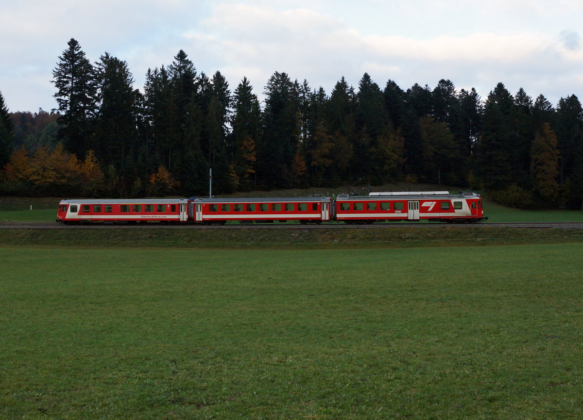 CJ: BDe 4/4 II-Pendel bei REGEN UND SONNE vor unterschiedlichem Hintergrund (20. Oktober 2016).
Foto: Walter Ruetsch
