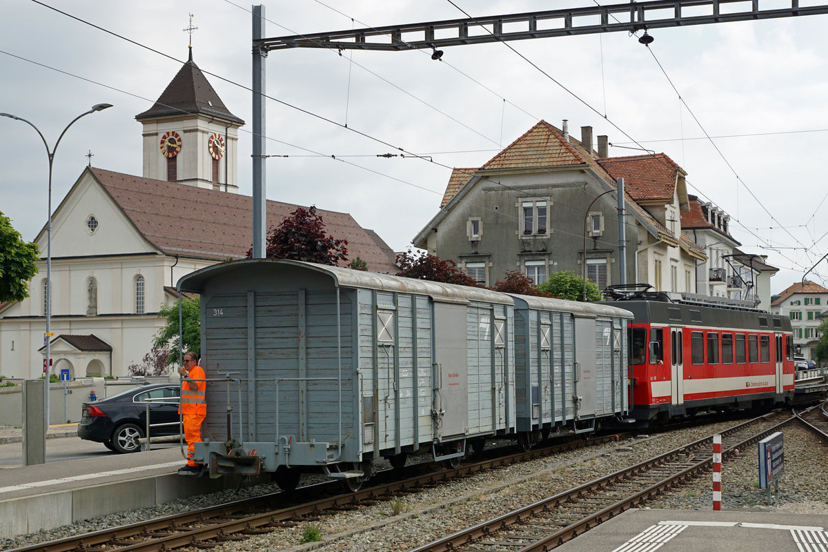 CJ: Be 4/4 616 ehemals FW/BTI auf Rangierfahrt mit ausrangierten K-Wagen in Saignelégier am 12. Juni 2016.
Foto: Walter Ruetsch 