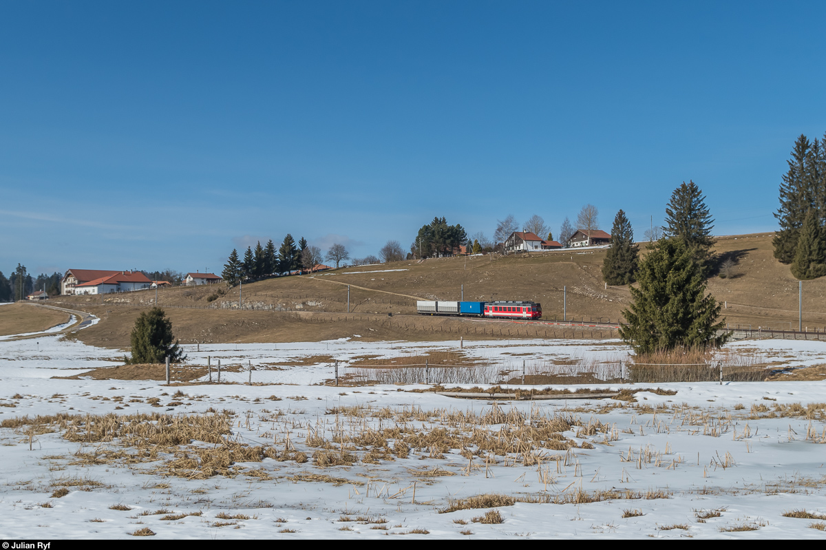 CJ Be 4/4 617 (ex-FW) am 16. Februar 2017 mit einem Abfallzug bei La Chaux-des-Breuleux.