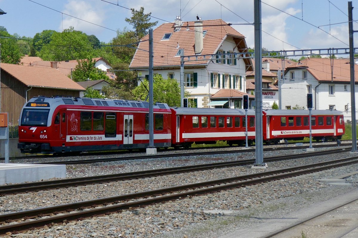 CJ Be 4/4 654  L'Aurore  als Regio nach La Chaux-de-Fonds am 28.5.20 bei der Einfahrt in Le Noirmont.