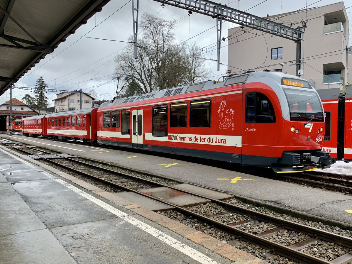 CJ Be 4/4 654  L'Aurore  mit dem B 754 und ABt 713 am 29.1.21 im Bahnhof Tramelan.