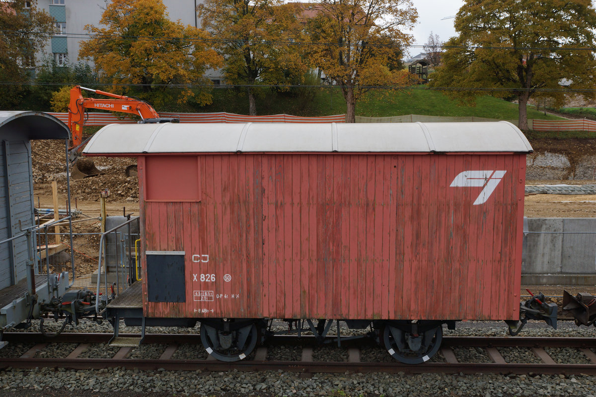 CJ: Beim X 826 handelt es sich um den ältesten Güterwagen der CJ. Er steht  ausser Dienst  in Saignelégier abgestellt als Materialwagen (20. Oktober 2016).
Foto: Walter Ruetsch 