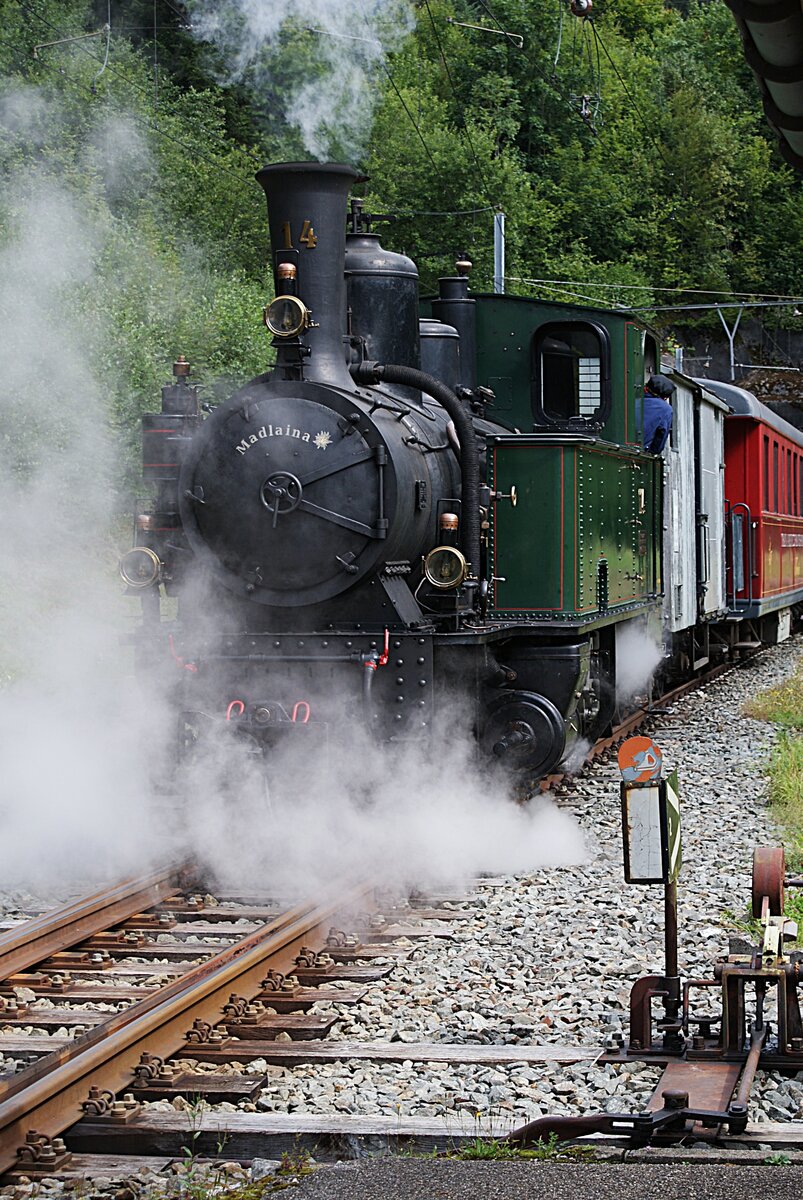 CJ Chemins de fer du Jura La Traction: G 3/4 14  Madlaina  + J 316 + WR 777 + BR 779, Zurückdrücken des Zuges auf das Abstellgleis, Bollement, 23. August 2025. 