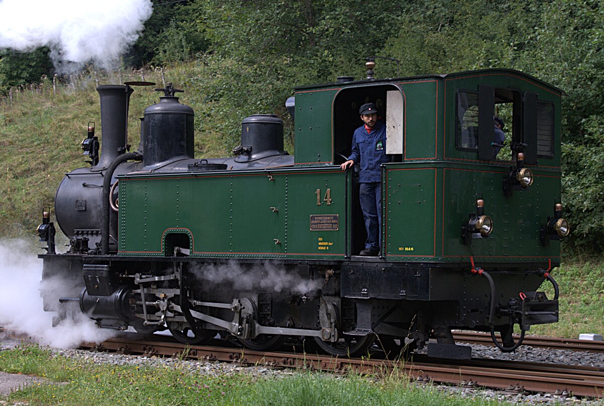 CJ Chemins de fer du Jura La Traction: G 3/4 14  Madlaina  (SLM 1902, ex RhB, ex Dampfloki-Verein AB), Umfahren, Bollement, 23. August 2025.