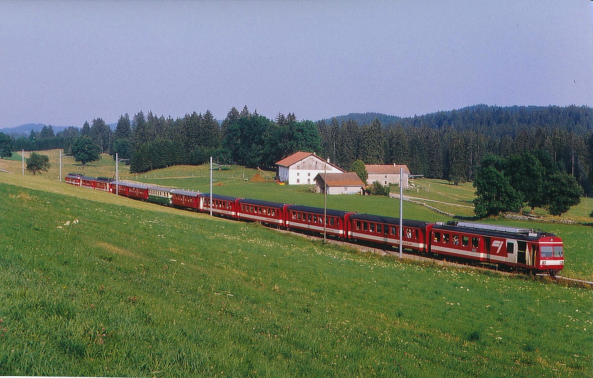 CJ: Das zweite Wochenende im August findet jeweils in Saignelégier (Jura) der traditionelle Marché Concours statt. Da das Festgelände direkt neben dem Bahnhof liegt, reisen die Besucher sowie die geladenen Gäste des jeweiligen Gastkantons mit der Bahn an. Für die Bewältigung des Grossverkehrs gelangt deshalb an diesem Wochenende bei der CJ jedes verfügbare Rad zum Einsatz. Rückreiseverkehr vom 8. August 1993 mit einem 12-Wagenzug zwischen Saignelégier und Glovelier.
Foto: Walter Ruetsch       