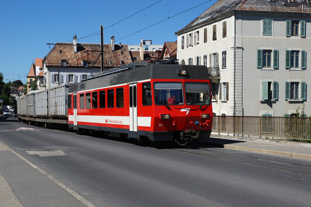 CJ: Der unterschiedliche Kehricht Transport der Schmalspurbahnen im Jura.
Bei der CJ werden die grauen Container mit Schmalspurwagen transportiert. Be 4/4 615 (ehemals FW) mit einem Kehrichtzug auf der Strassenbahnstrecke in La Chaux-de-Fonds am 18. Juli 2016.
Foto: Walter Ruetsch   