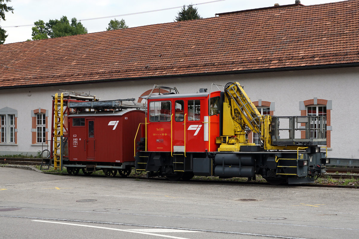 CJ: Dienstzug bestehend aus dem Tm 2/2 511 und dem nostalgischen Fahrleitungsmontagewagen X 823 in Tramelan am 12. August 2017.
Foto: Walter Ruetsch