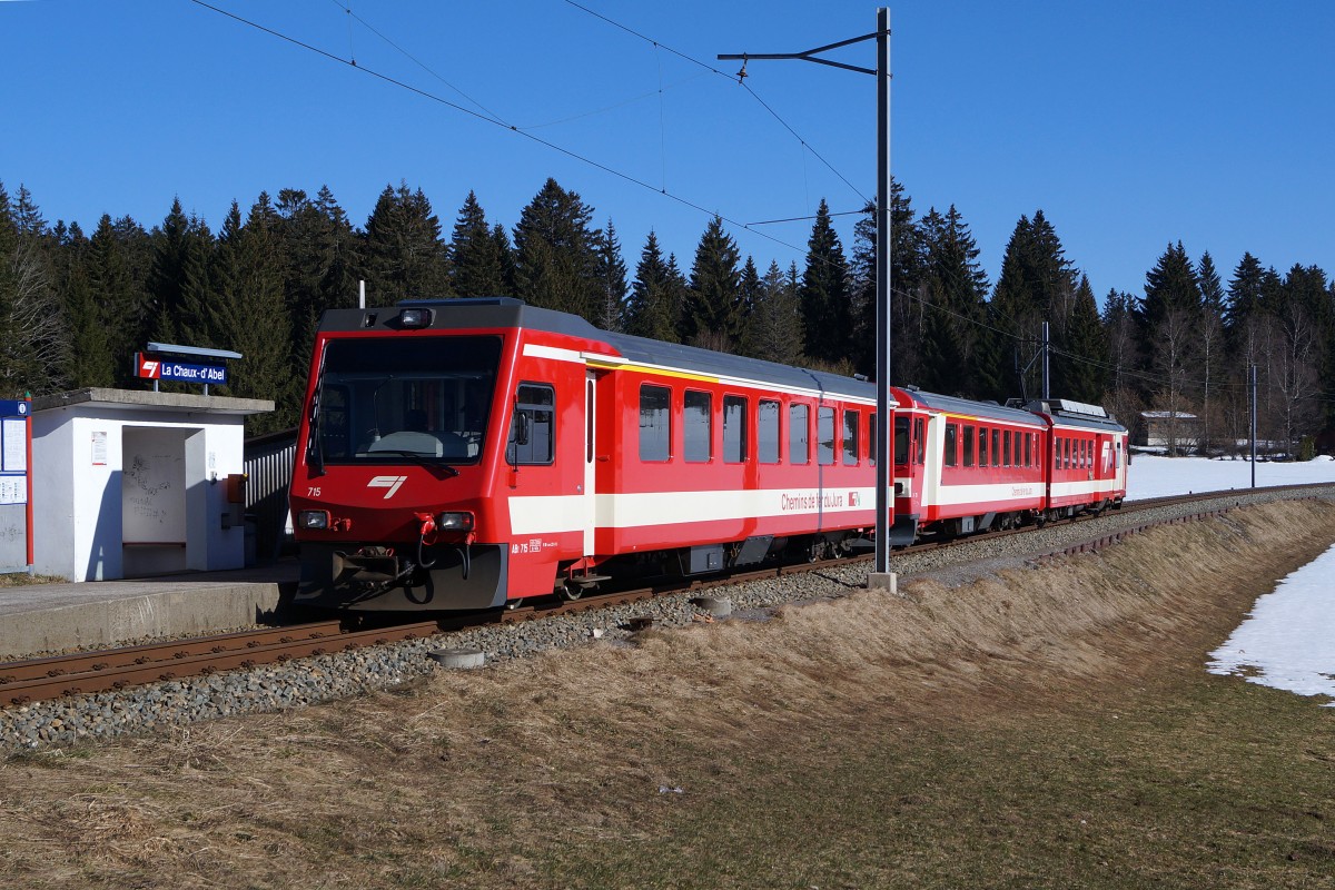 CJ: Dreiwagenzug mit BDe 4/4 II 613 und zwei verschiedenen ABt bei La Chaux-d'Abel in Richtung La Chaux de Fonds unterwegs am 12. März 2015. Der verstärkte Pendel gelangte erst gegen Abend für die Bewältigung des Feierabendverkehrs in den Einsatz.
Foto: Walter Ruetsch