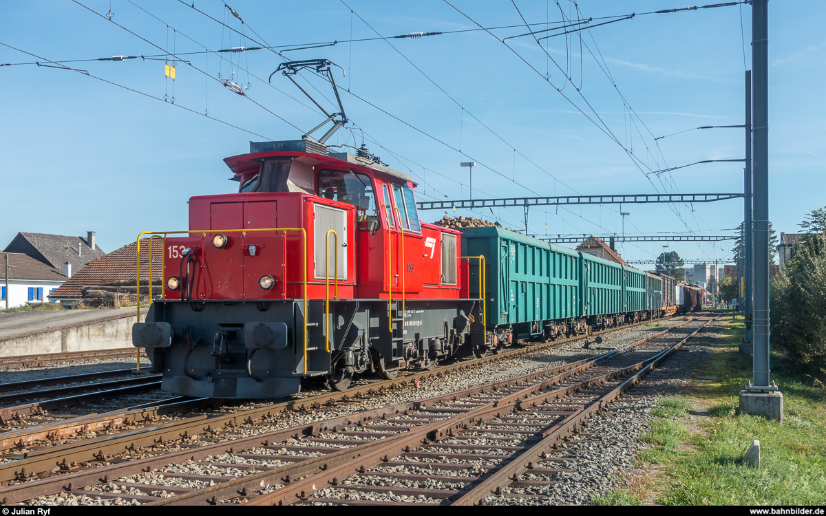 CJ Ee 936 153 mit Zuckerrübenzug am 12. Oktober 2018 im Bahnhof Alle. Am Zugschluss die von der BLS gemietete Re 4/4 191.